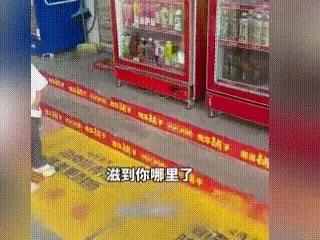 甘肃天水，外地情侣被便利店老板三四岁儿子尿一身，买3元湿巾时提议免单作补偿，老板