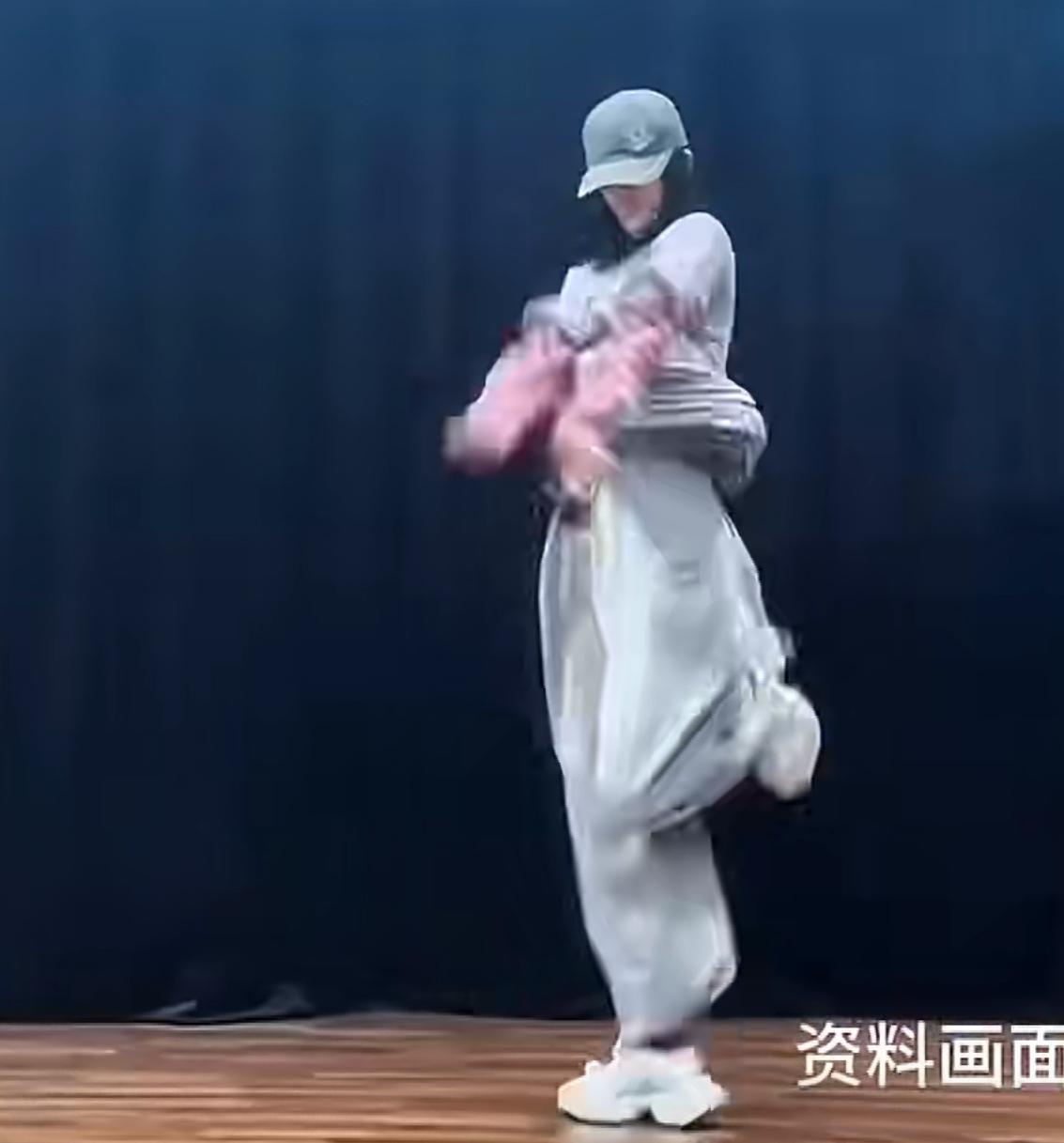 谢娜为演唱会带伤苦练三个月瘦8斤。为了演唱会很拼啊。谢娜演唱会排练舞视频来了