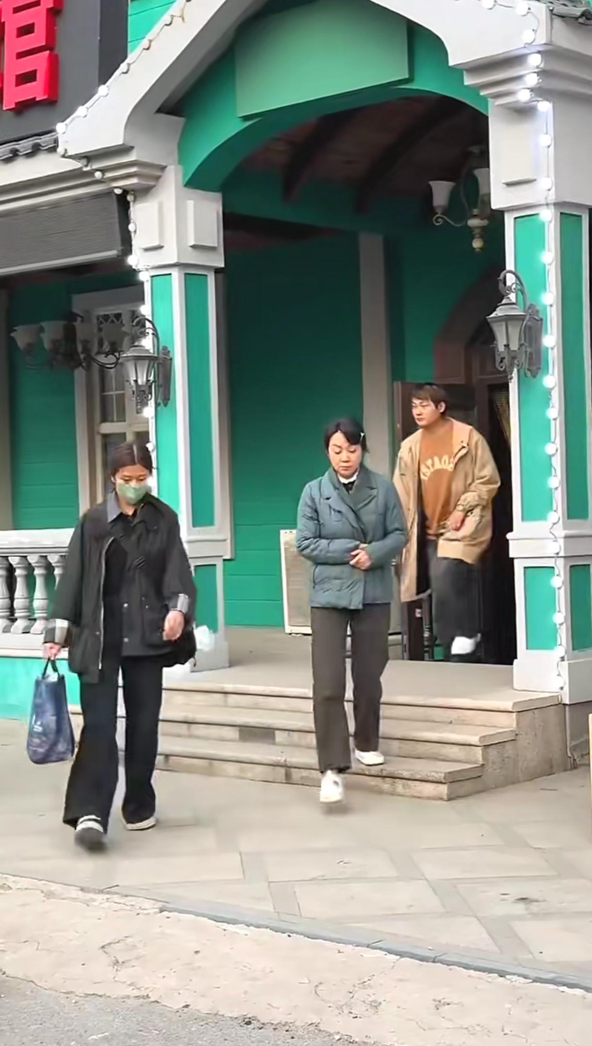 闫妮穿拖鞋，素颜，走在大街上普普通通。这身打扮像农村大姐，很接地气。