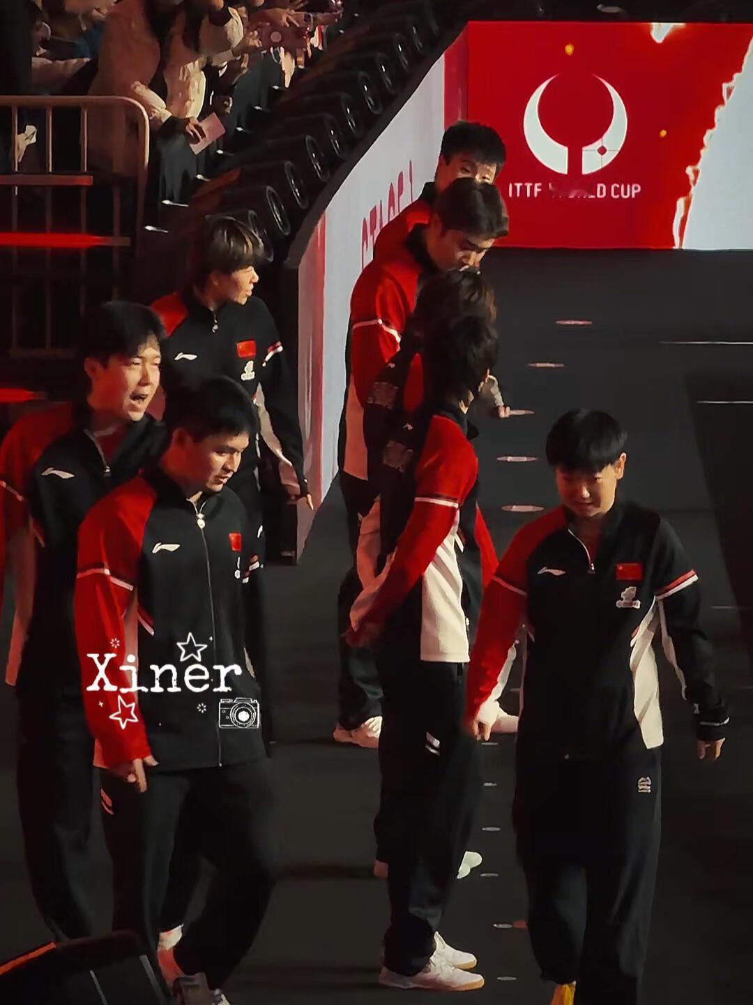 国乒一出场，大家东张西望，好像忙着寻找宝藏，莎莎带着一群人找座位！带路的迷糊，