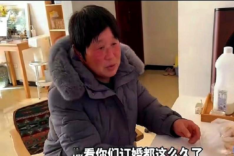 订婚三年，酒席没影，彩礼卡着，双方父母急得团团转，俩主角还在“再等等”。说