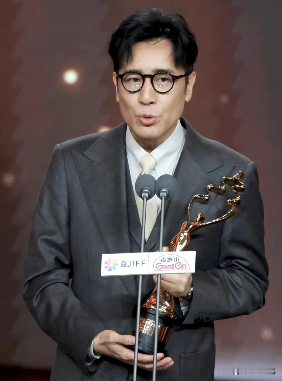 于和伟再拿影帝最开心的不是第一个起身鼓掌的张艺谋，也不是给他颁奖跟他开玩笑的张