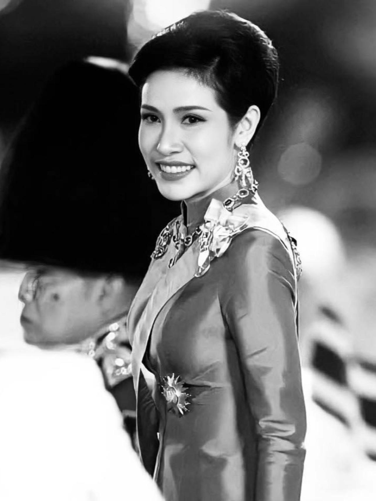 诗妮娜拥有盛世美颜，身穿黑丧服照样惊艳三年前，诗妮娜因与王后争座位被废，遭禁足