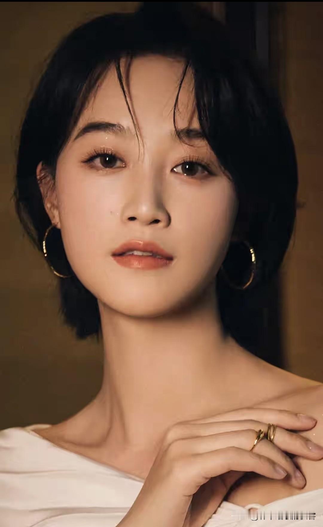 现在才明白，资本为啥看中蓝盈莹！不是因为她的演技好，也不是因为她的长相讨喜，