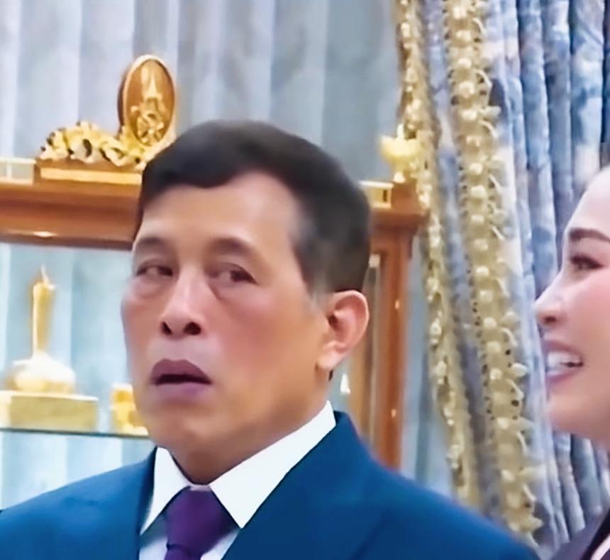 泰国国王这眼神和表情和王后的表情形成了鲜明对比！泰国王后满脸的笑容，笑容非常自