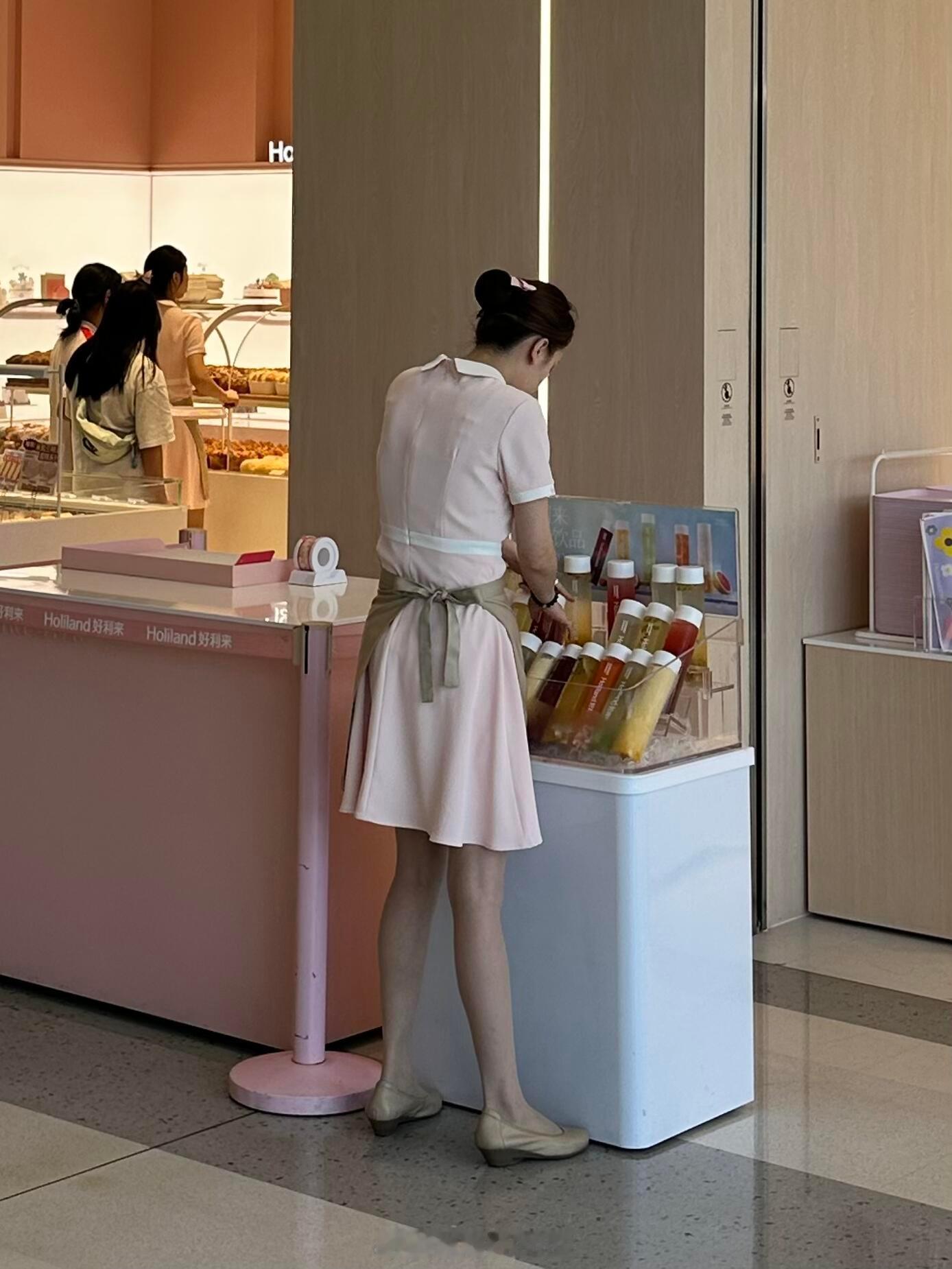 这家面包店的员工都好漂亮喔！！！