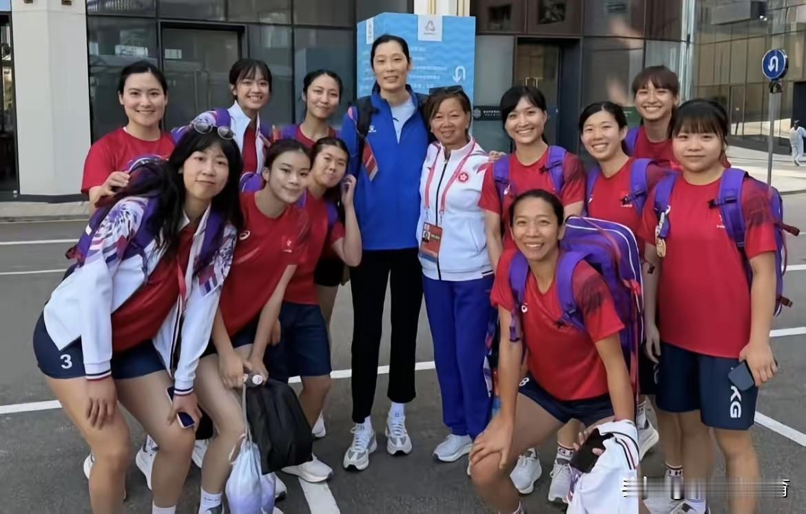 没想到全运会国外打球的朱婷回来打球这么受欢迎，昨天香港女排一行人在全运村遇上朱婷