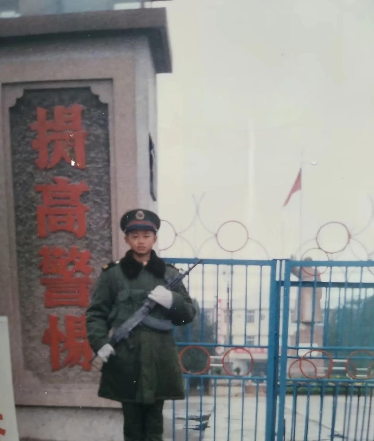 照片上是几位战友当兵时的留影，从他们稚嫩的面庞很容易看出他们都是少年兵，他们生命