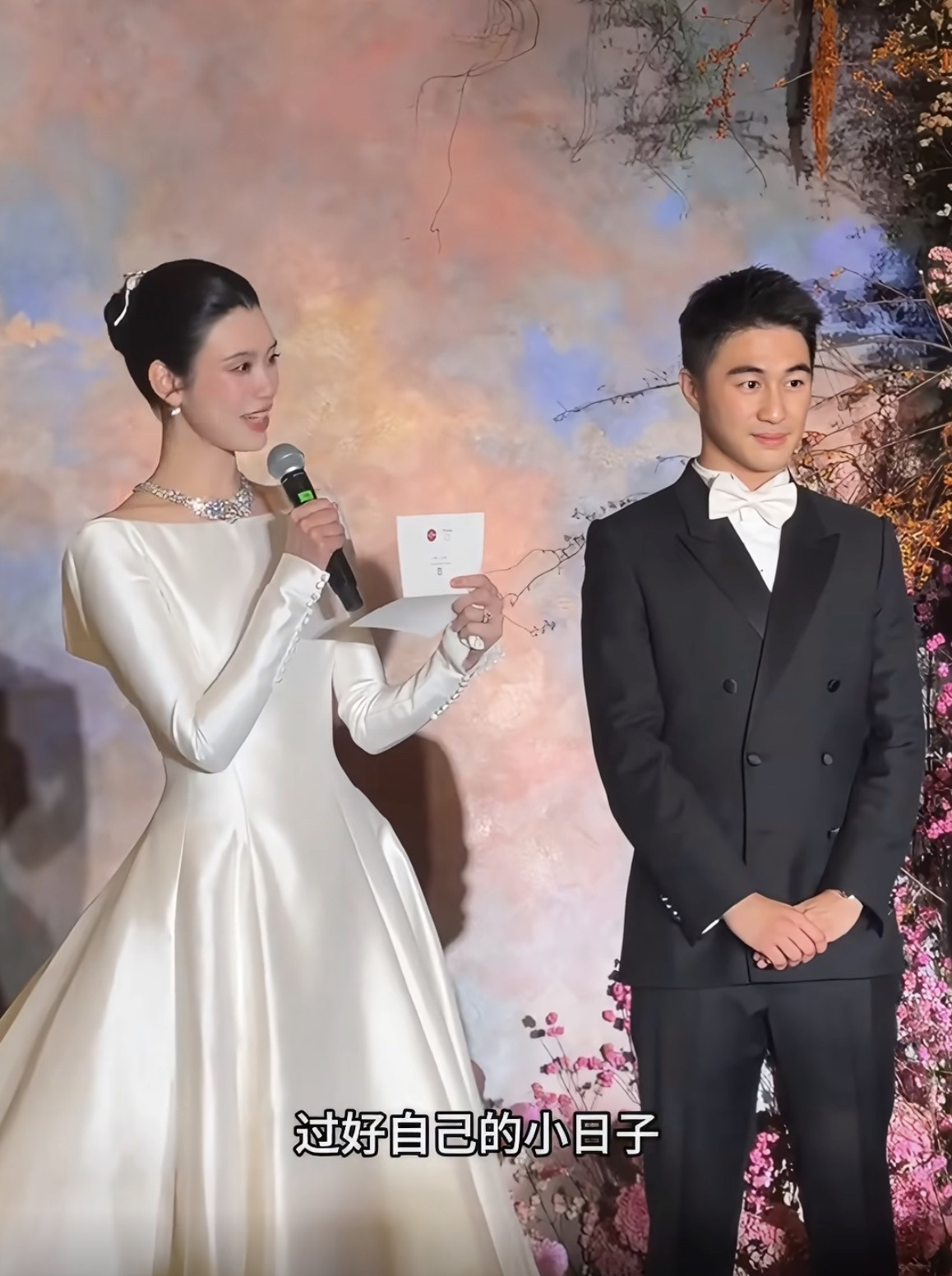 奚梦瑶这场答谢宴，把&34;豪门媳妇怎么当&34;这堂课给上完了。四太梁安琪当着全场用普通话念&34