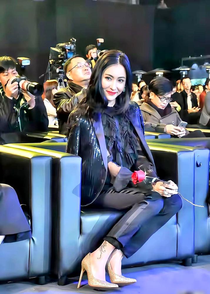 谢霆锋宁要一个抽烟喝酒泡吧的“野性”王菲，也不愿回头看一眼替他生了两个儿子的张柏