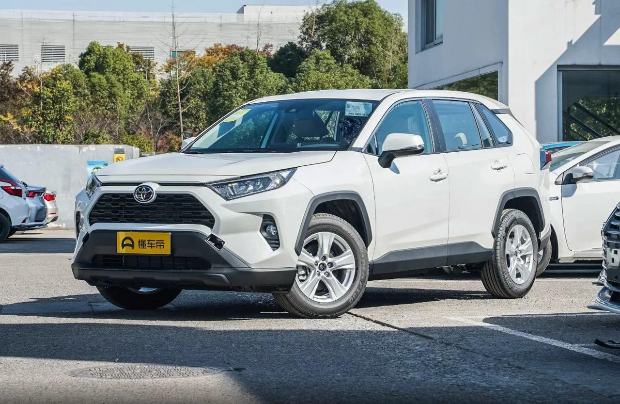 最近后台老有朋友问我：“10万左右想买台靠谱的二手SUV，RAV4荣放能买吗？”
