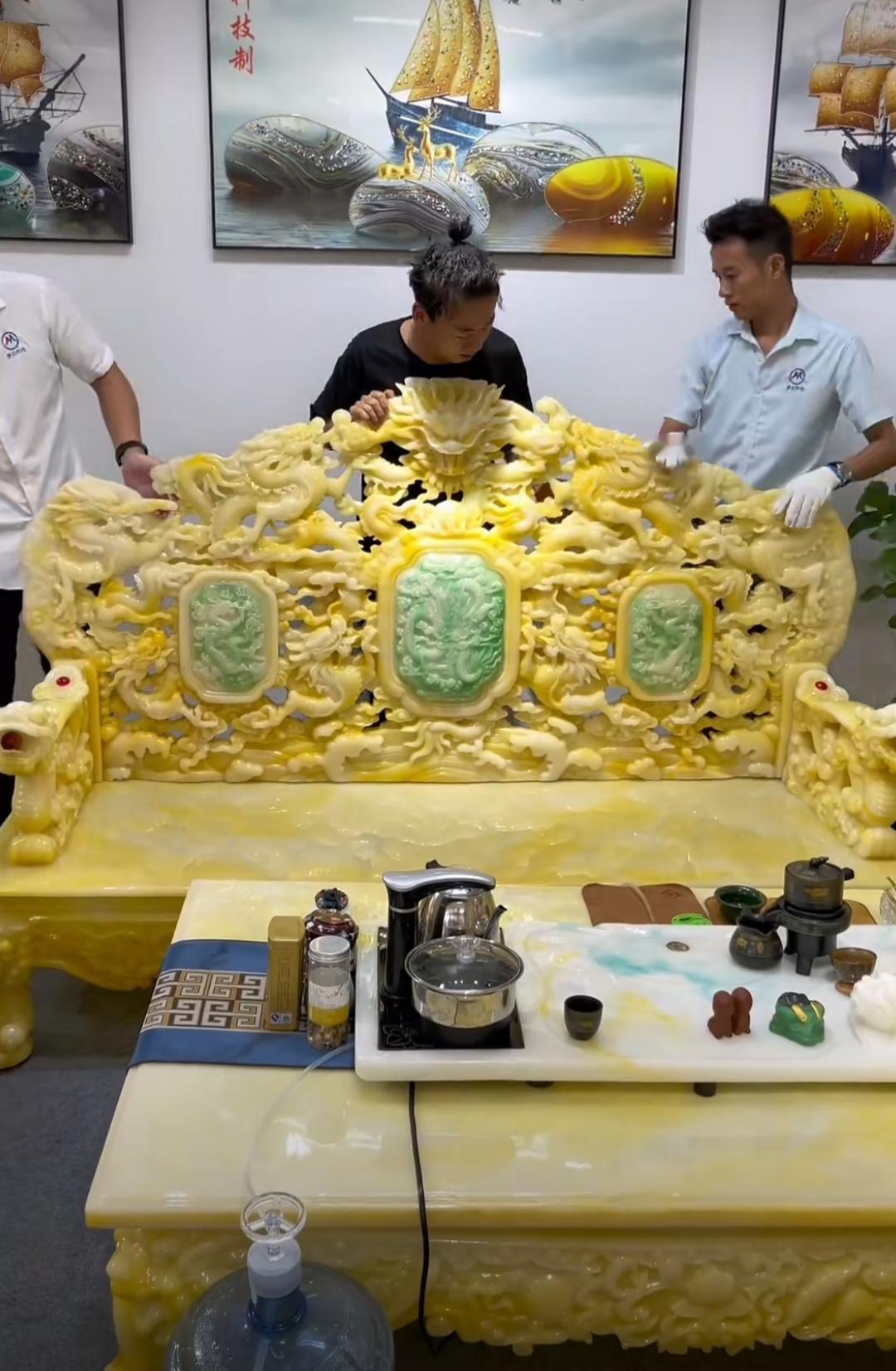 原来玉帝同款沙发，是滴胶倒胶制成的，而不是玉石雕刻的。土豪，就是豪。这种，一般