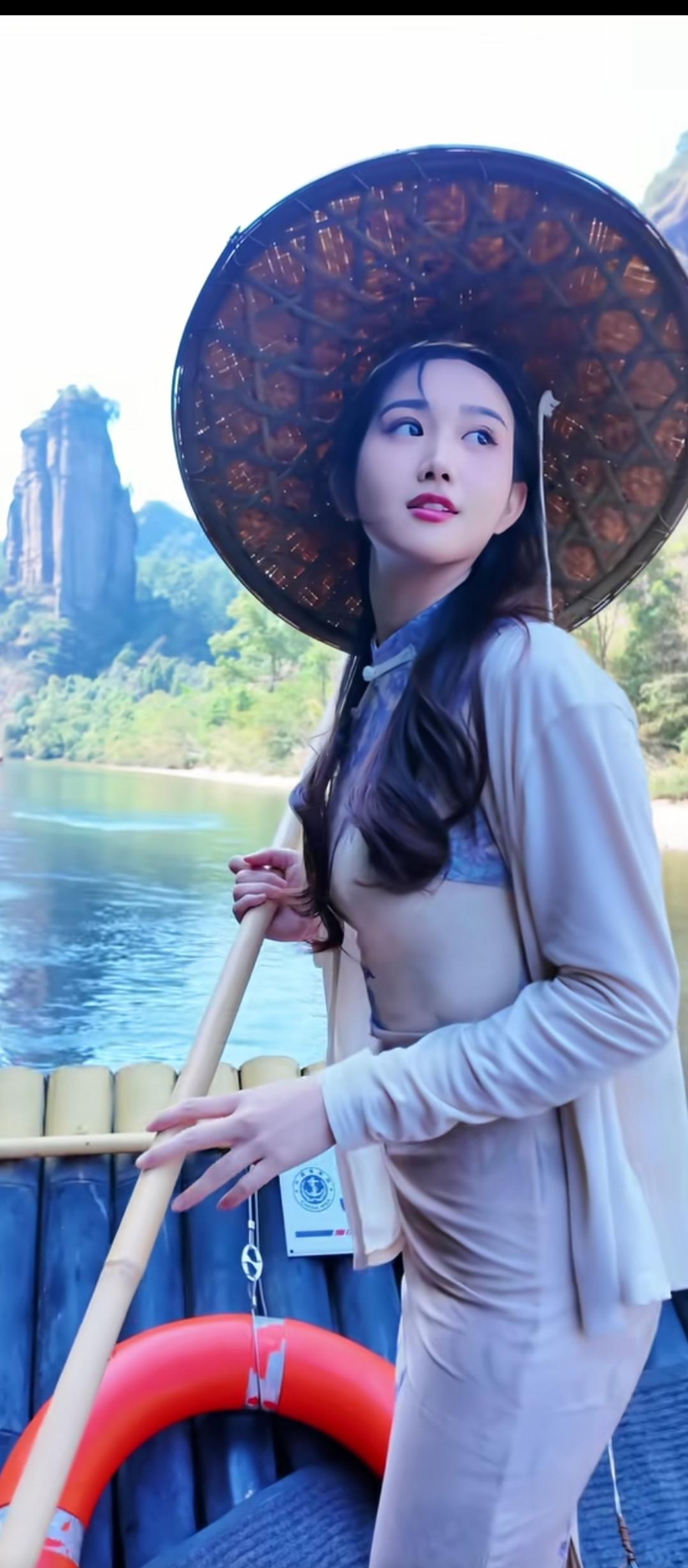 美人乘舟游漓江，仙气飘飘似画中。