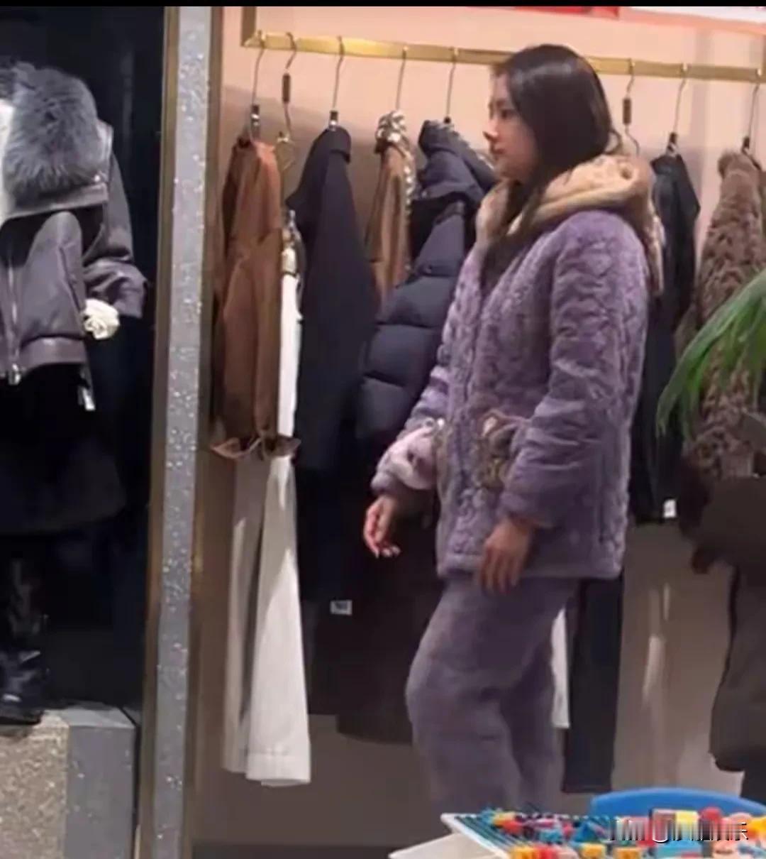 昨儿个刷到任敏穿一身紫色大棉睡衣，在常德老家逛商场。说实话，第一眼没认出来。