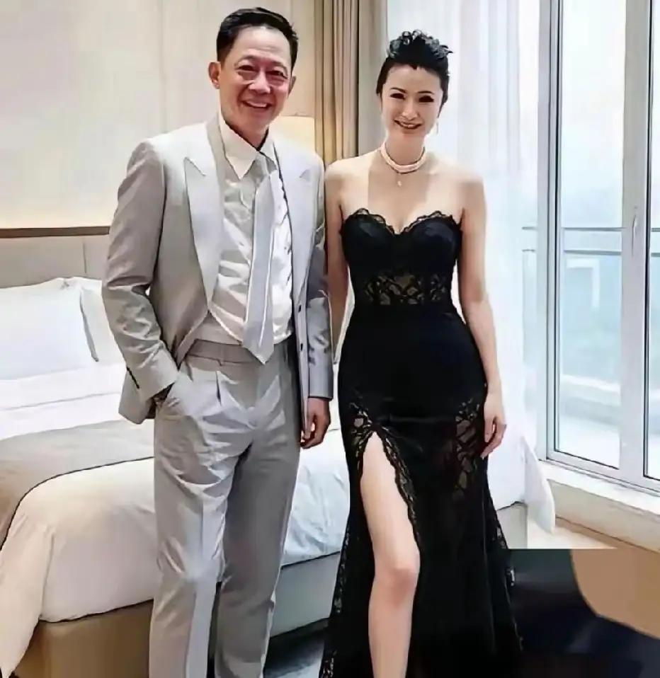2007年，女富婆陈坚红迷上了王志文，她抛出一个无法拒绝的条件，“我五亿身家，年