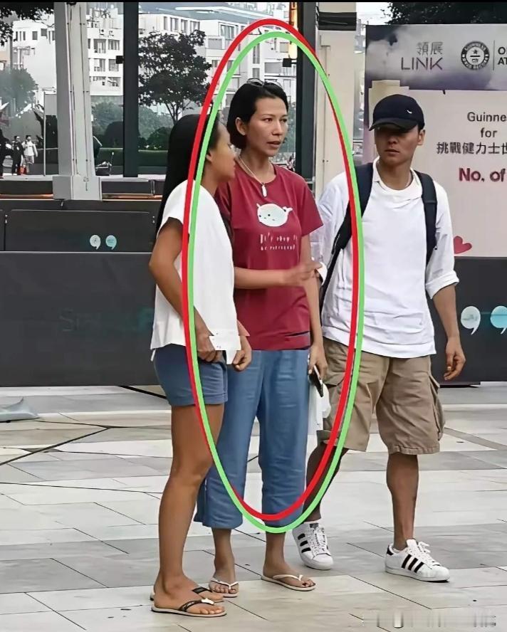 天呐，这身打扮和农村大妈没什么区别，都不敢认了，你认出是谁了吗？网友幽默调侃：