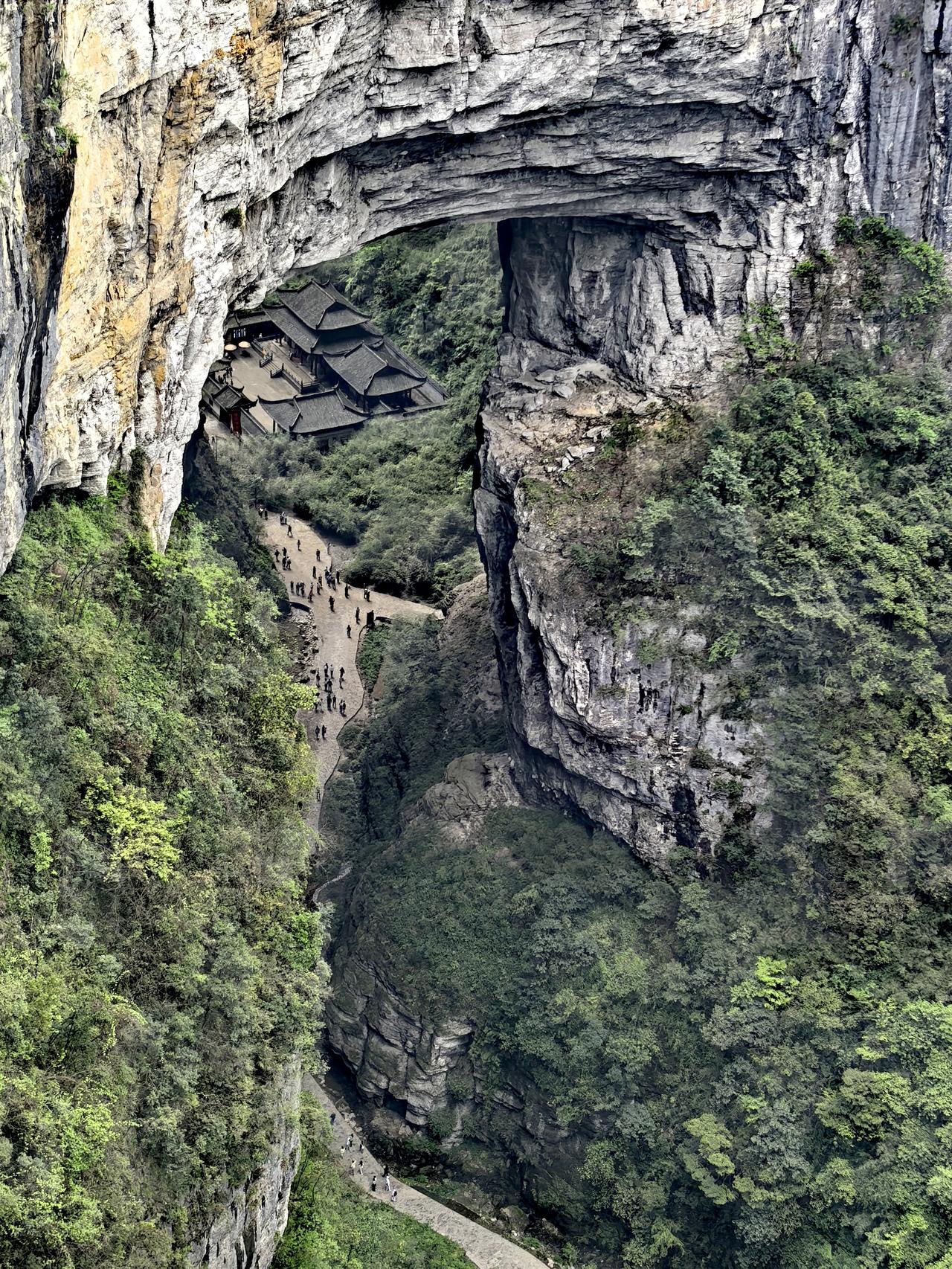 4月17号，在重庆，组团游览了武隆的天坑地缝。天坑地缝都是自然奇观，令人震撼。但