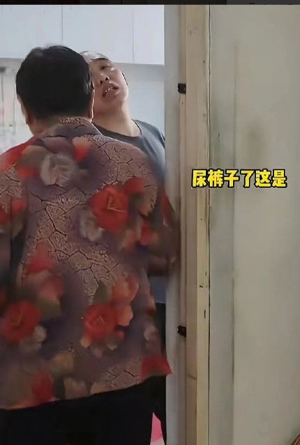“妈！”83岁岳母听到脑梗女婿唤自己，应着跑过去，发现女婿尿裤子了，岳母连忙为女