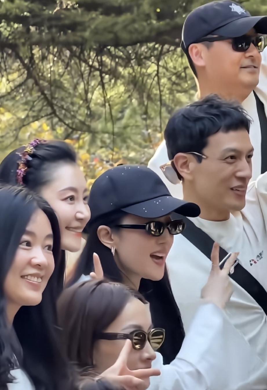 6月1日，刘亦菲回到母校北京电影学院，五官变化好大，牙齿不整齐，有重下巴，穿的白