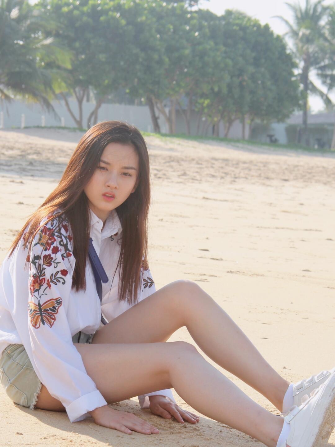 宋祖儿，海边穿搭！宋祖儿短裤穿搭白色衬衫搭配短裤沙滩穿搭