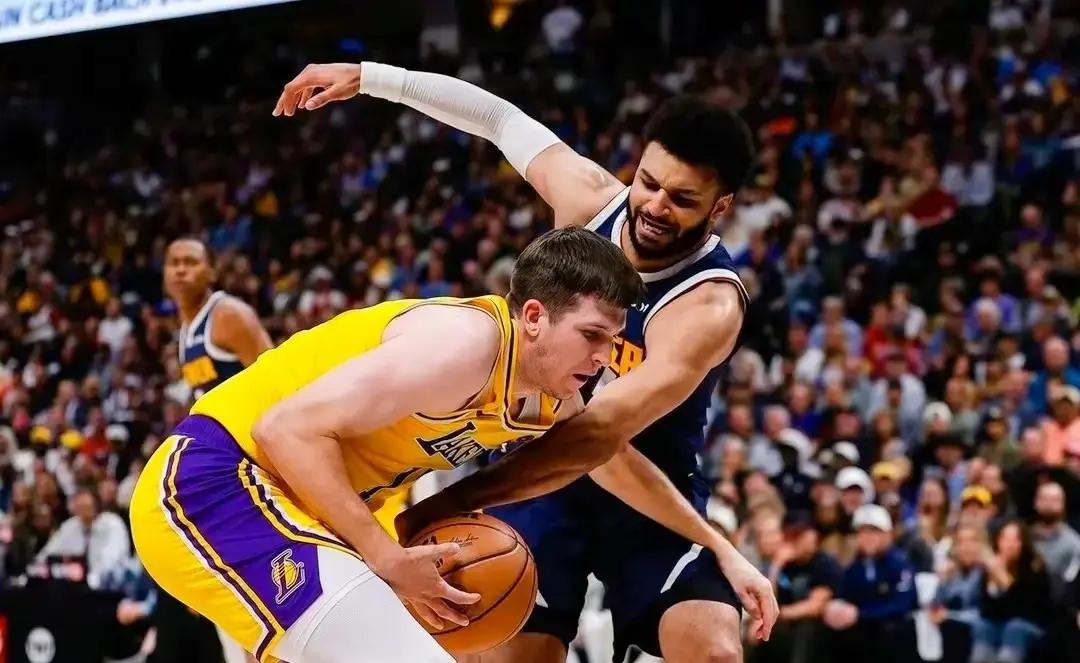 当年穆雷一遇湖人就成了“超级巨星”，关键时刻得分、绝杀不在话下，只因他面对的是拉