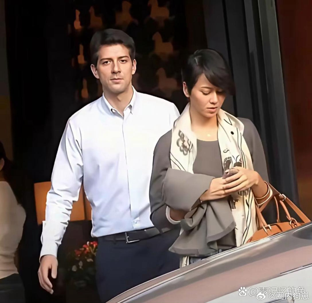 梁咏琪身边这位帅哥也太抢眼了吧！有没有人知道他是谁呀～