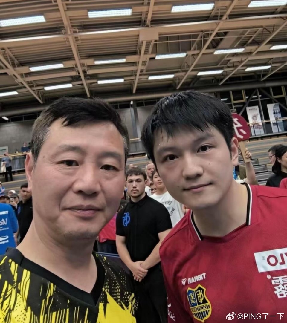 樊振东与多特教练合照中的缝隙小哥真的是我的理想位置。​​​