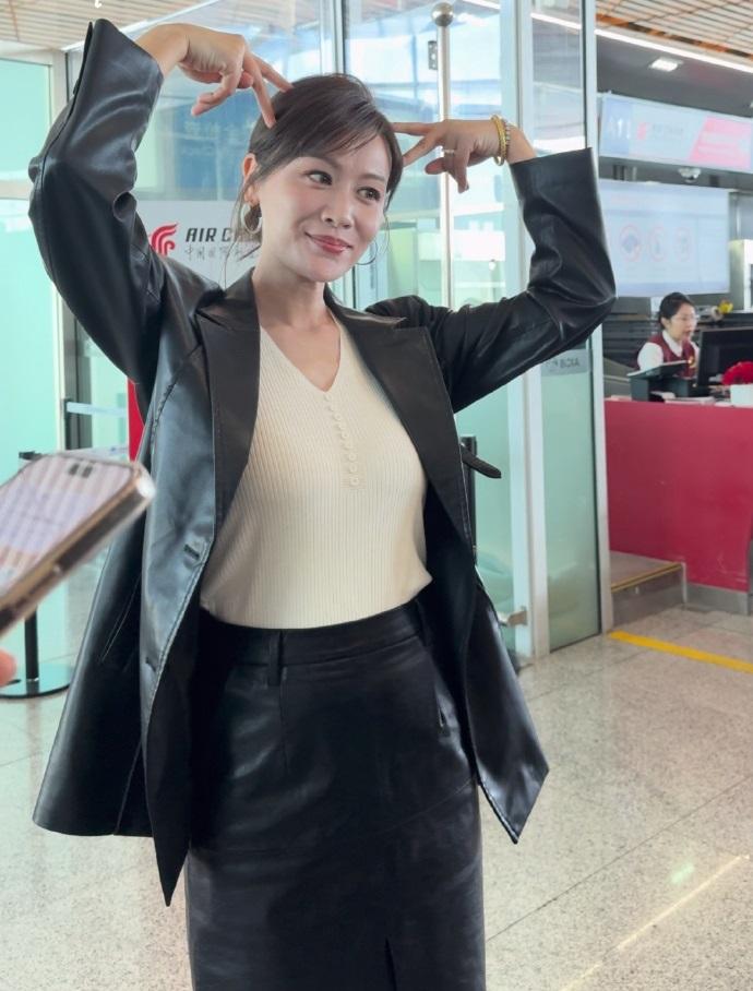 最近叶一茜现身机场，她准备去参加浪姐的录制，她这次搭配的很潇洒，看起来也很酷。