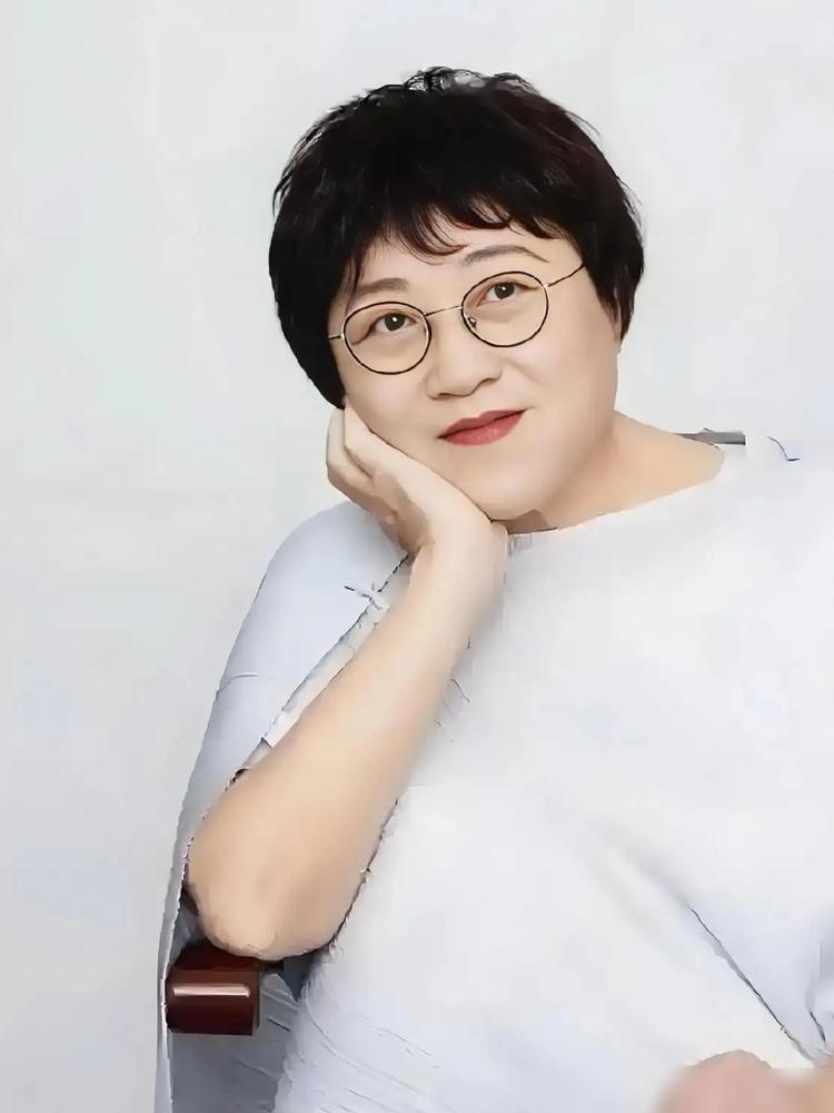 性学专家李银河说：“做老婆的，别管男人跟谁睡，他出去了，不在你身边，你管他干什么