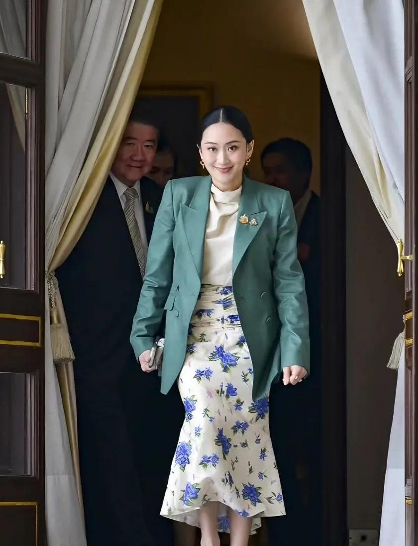 这刚一回合，怕啥？！大不了回家抱几天孩子，消停消停再出来。看看佩通坦的笑容，人家