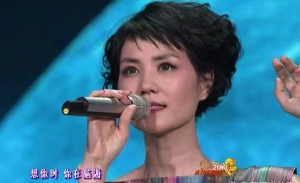 2010年，王菲给李健发了个短信：“我上春晚唱你的《传奇》，没意见吧？”李健立马