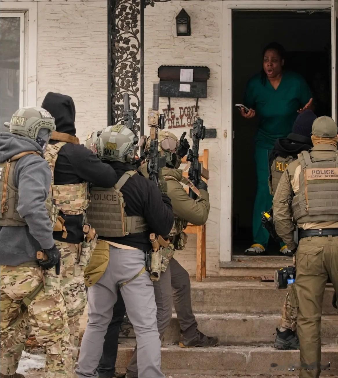 笑s，美国人对车窗被当街砸碎、房门被无故撞开现状的反应是：【这一切应该发生在