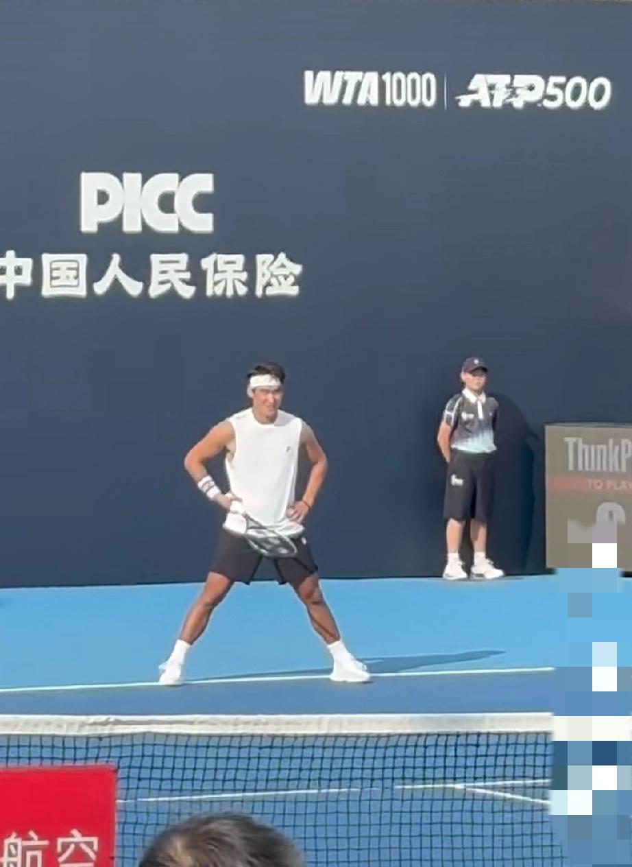 中网现争议性画面:疑是有现场球迷喊“抗议”，直接把球场内的布云朝克特给整懵逼了…