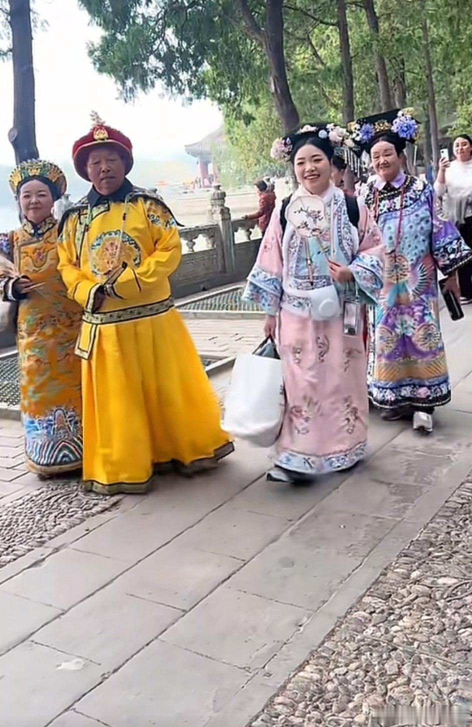 故宫遍地都是满服。为什么故宫遍地都是满服?听说他们都是托，穿一天满服200块。有