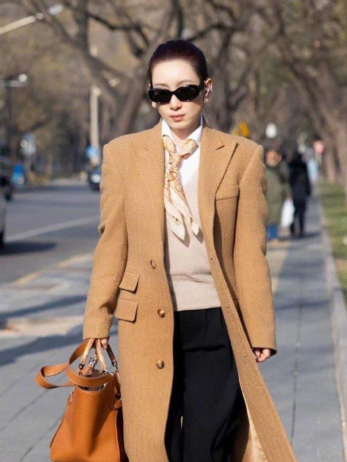 央视春晚路透，秦海璐气场全开，又美又飒只见她身穿咖啡色的呢子大衣，系着一条浅