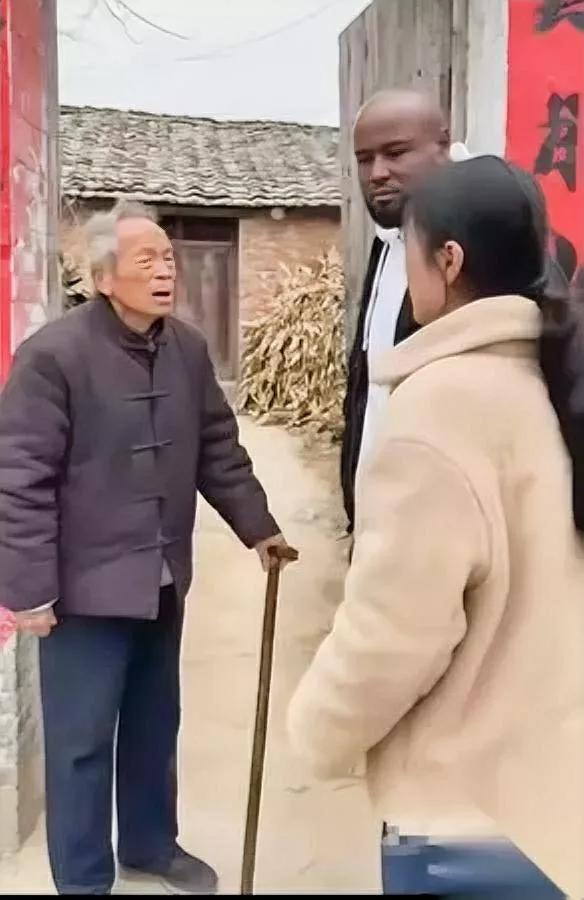 嫁黑人八年没联系父母？再见时亲爹竟赶人！广东姑娘嫁黑人老公八年不回家，突
