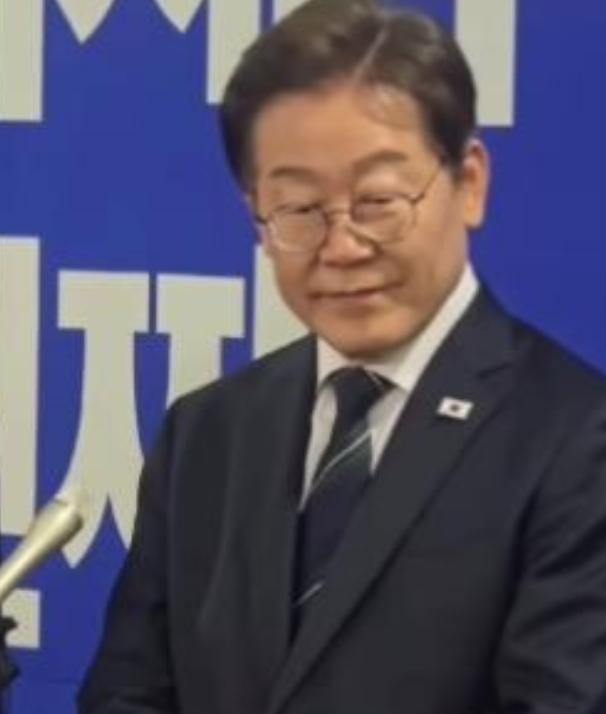 外媒问韩国总统李在明：若中国武统台湾，你会不会出手？李在明笑着回答：那是人家的家