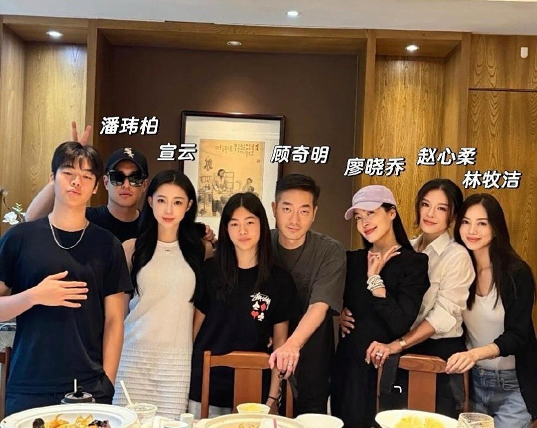 潘玮柏和老婆一起和朋友们聚餐，宣云还是很有辨识度的，会打扮又漂亮，穿着白色裙子，