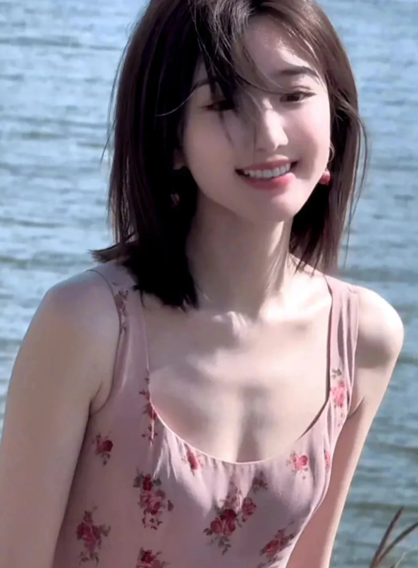 38岁的毛晓彤不失甜美清新风格身着粉色细花泳衣，尽显细腰长腿，清纯灵动的气质宛