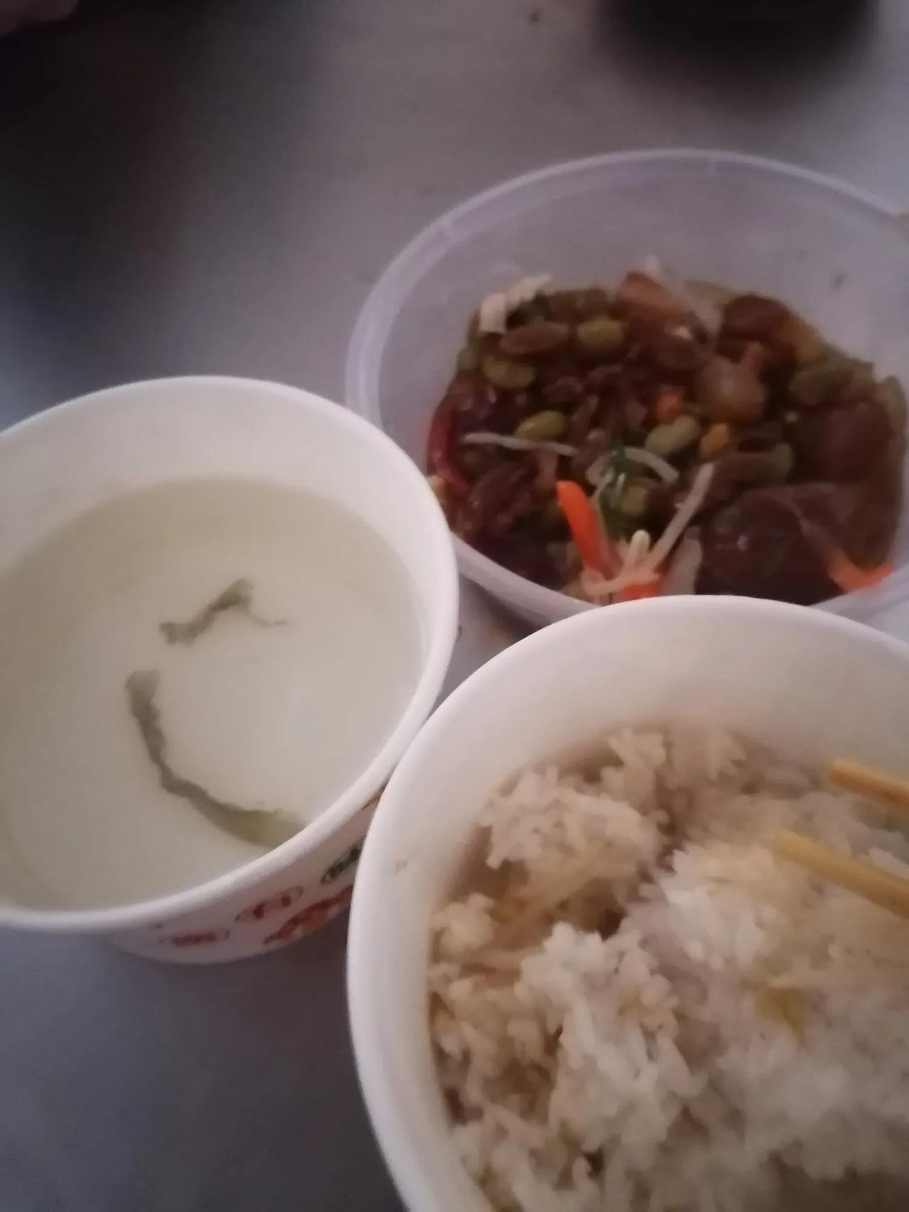 大家好。我是水电工星仔，在大工地吃饭是什么样子？说说我们工地的伙食。我们这包住