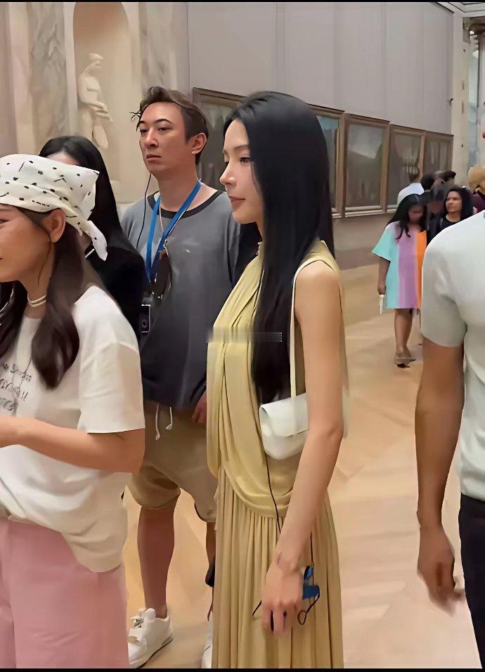 王思聪虽然经常在国外环游，但他有一颗中国心他是爱国的，他从来不缺美女，但从来没