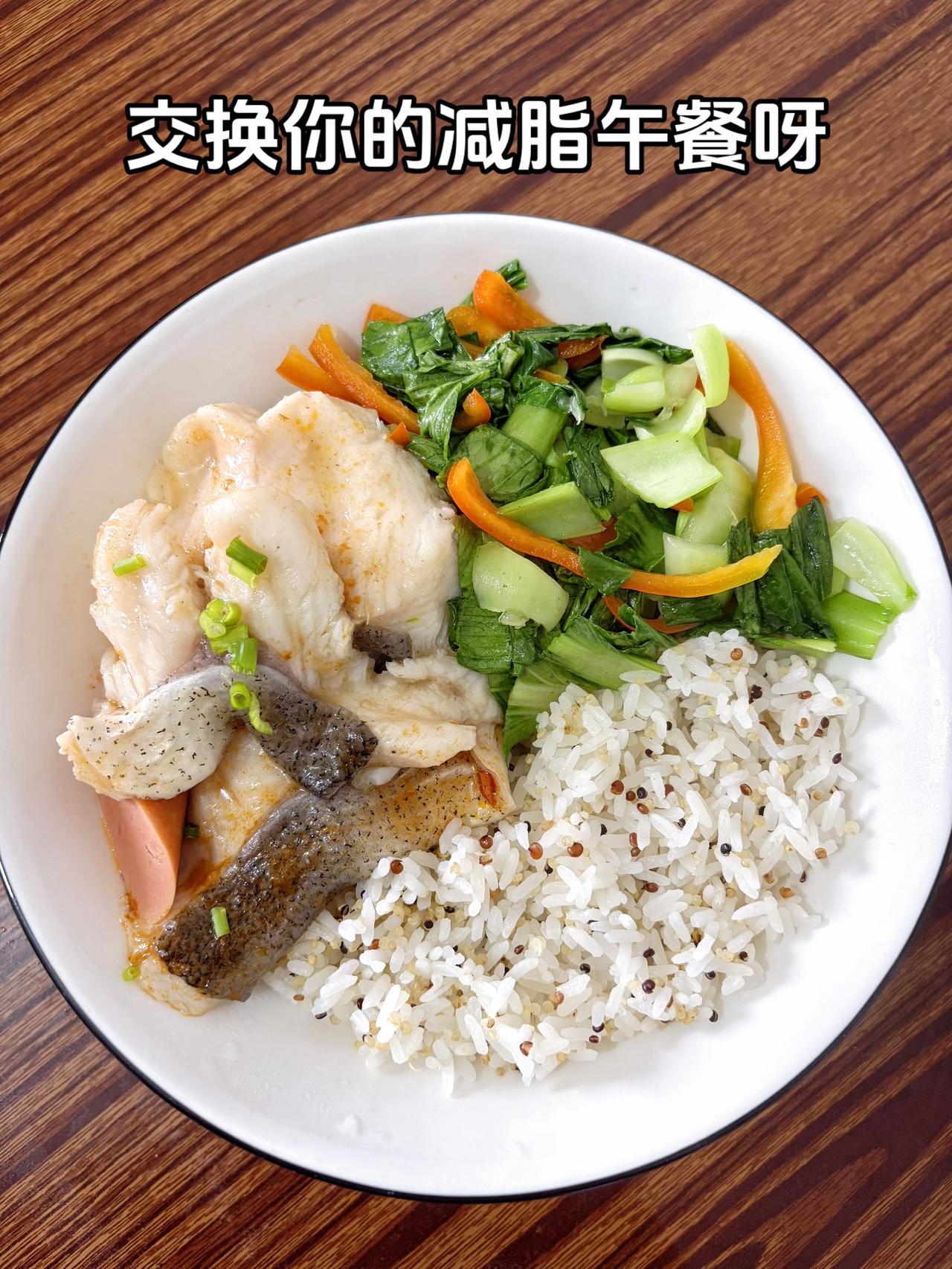 今日减脂午餐：家常版酸菜鱼+素炒青菜家常菜是最好的减脂餐，加油哦，姐妹们体重