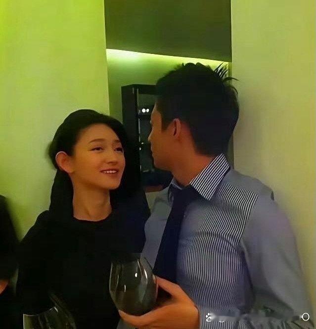 据说这是汪小菲和大S头回见面的照片，当年帅哥一下子就被迷倒啦！