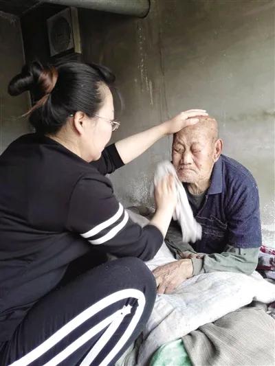 医院2个脑梗老人，儿媳一个累到离婚，一个每天来1小时却被夸上天！真相扎心在