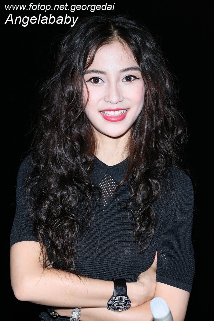Angelababy早年生图身材勾勒的凹凸有致~