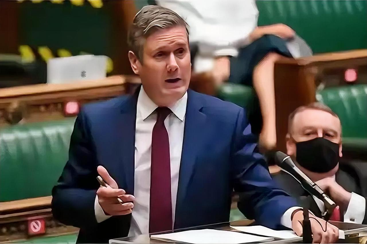 英国首相宣布辞职，6月22日，英国首相斯塔默站在唐宁街10号门前，正式宣布辞去