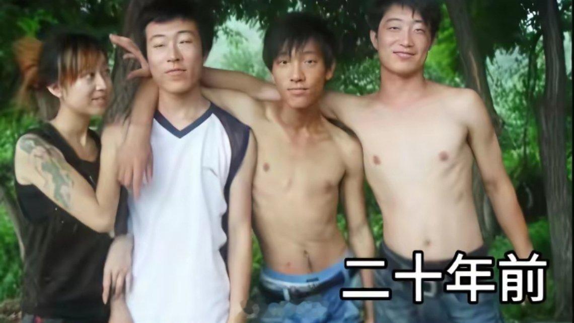 中间的帅哥，以前多瘦啊，现在居然成了最胖的一个，看来得减肥了。