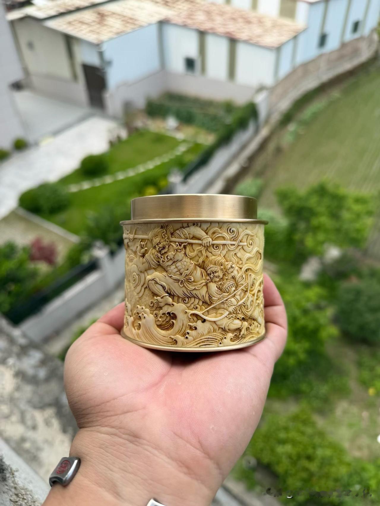 有时候会想——茶叶罐，真的只是装茶的吗？这一只，用的是猛犸料。那种被时间