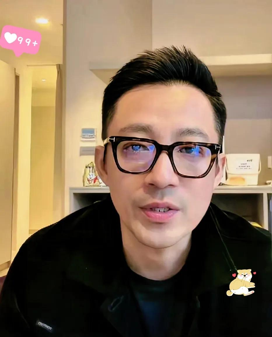 小菲这爸爸当得，简直太暖心了！今天搂着小汪宝睡觉，昨天又接箖箖和玥儿放学，还