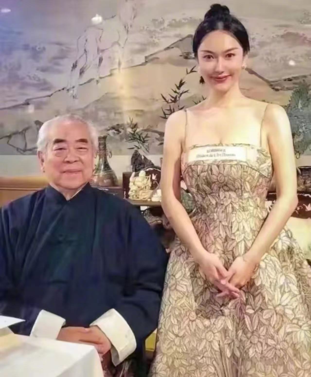 87岁著名书画家被娇妻卷走20亿真的要请苍天辨忠奸了！87岁著名书法家范曾疑似